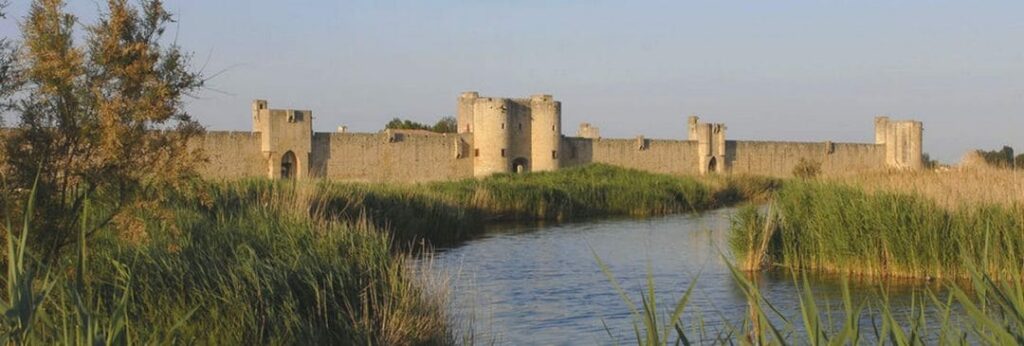 Remparts médiévaux d'Aigues-Mortes au bord des marais